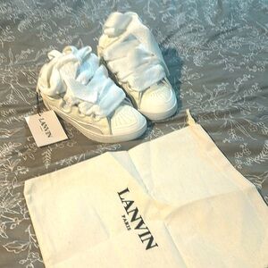 New never worn! The Curb is a '90s-inspired sneaker with an assertive design